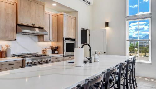 Whitewater Villa - 5BR Luxury Retreat with Hot Tub - Photo 2