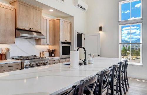 Whitewater Villa - 5BR Luxury Retreat with Hot Tub - Foto 2