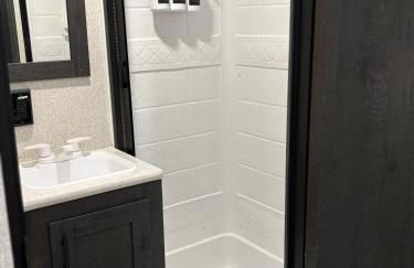 Modern Luxury RV Retreat, Your Cozy Tiny Home - Foto 75