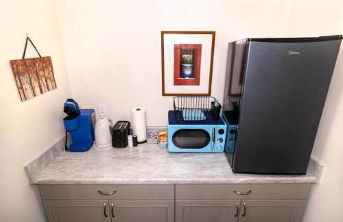 Creature Comforts Suite-Private Hot Tub-Sleeps 2 - Foto 4