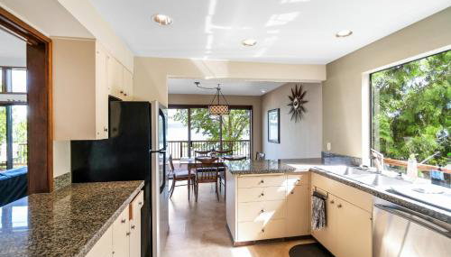 PNW MCM 155ft Private Waterfront Gem on Raft Island with Hot Tub - Foto 3