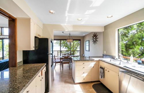 PNW MCM 155ft Private Waterfront Gem on Raft Island with Hot Tub - Foto 3