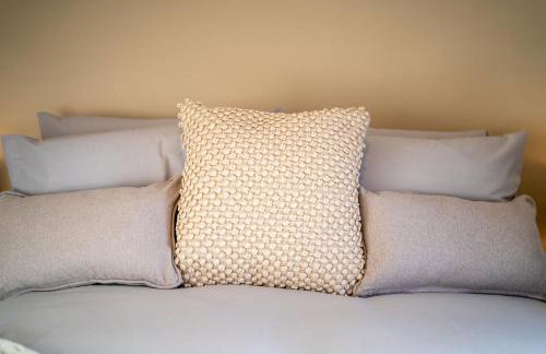 Cosy 3-Bed House With Parking, 5 Mins to QE & Uni - Photo 76