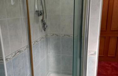 Central to town, 4 bedrooms, sleeps 8, parking for 4 plus cars - Foto 15