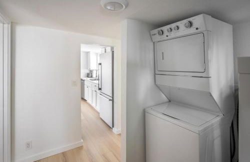 Cozy 2 Bedroom Home, Private Backyard with Hot Tub - Foto 9