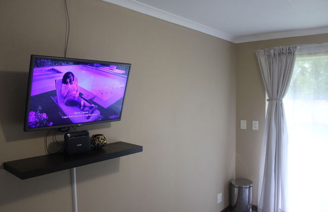 Chic & Serene 1-Bed Haven in Roodepoort - Photo 26