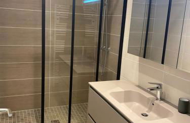 Appartement 5 personnes 65m2 avec balcon, vues partielles mer, 150m de la plage et centre, wifi et parking privé - Photo 15