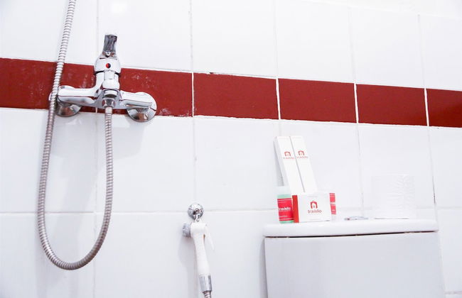 Pool View 2BR Mutiara Bekasi Apartment - Photo 29