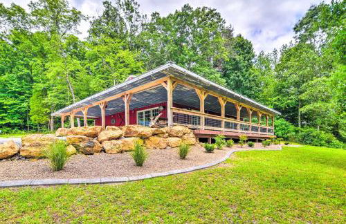 Secluded Brownsville Cabin with Deck and Fire Pit - Foto 1
