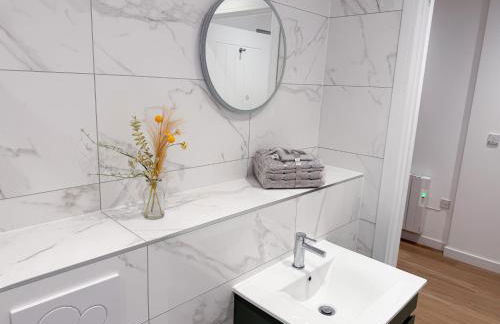 Spacious Modern 1 Bed Apartments in St Neots - Perfect for Contractors & Professionals - Free Parking - WiFi - Fully Equipped Kitchen - Smart TV Ideal for Work Stays and Long Projects - Foto 44