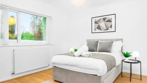 Four Bed House - Garden - Parking - Speed Wi-Fi 75CMR - Foto 2