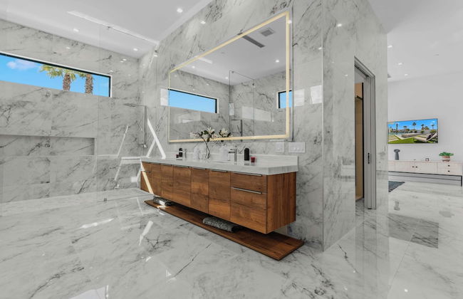 Fine Luxe Retreat w/ Pool & Hot Tub Bravo Villa #15 by Avantstay - Photo 35