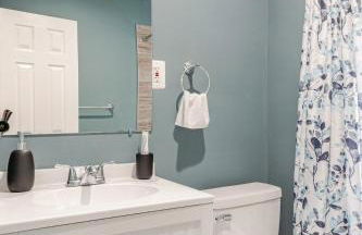 Stylish 3BR Townhouse with Backyard,and Easy Parking - Photo 24