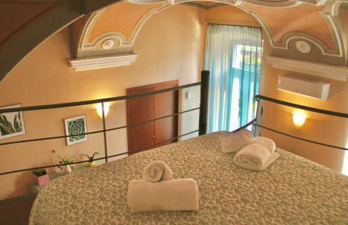 The Painter's Nest with Private Lake Garden - Photo 2