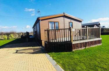 Hedgerow Lodge with Hot Tub - Foto 1