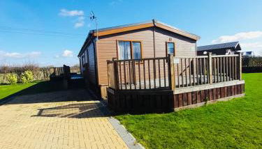 Hedgerow Lodge with Hot Tub - Foto 1