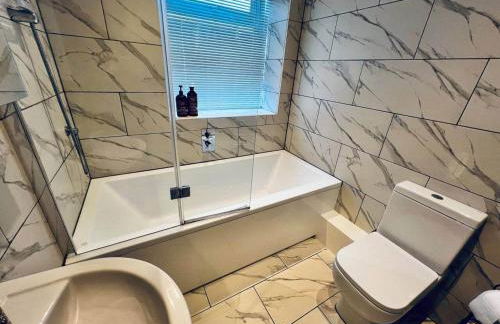 Elegant Hayfield Escape - Heart of Peak District - Photo 16