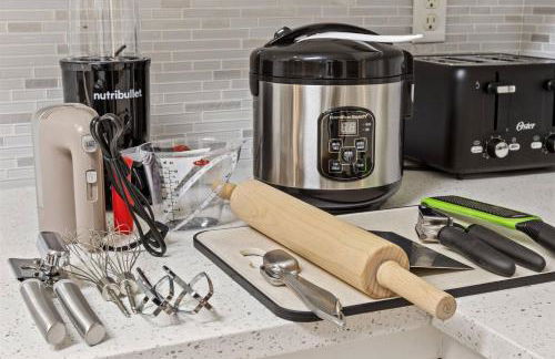 New Luxury Getaway - Two King Beds, Heated Pool, Outdoor Grill & 1Gbps Wifi - Photo 8