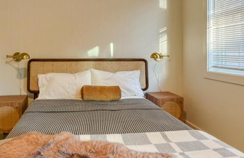 Downtown Indy, Rooftop Deck with Hot Tub, Gym, Bikes, Tesla Charger - Photo 36