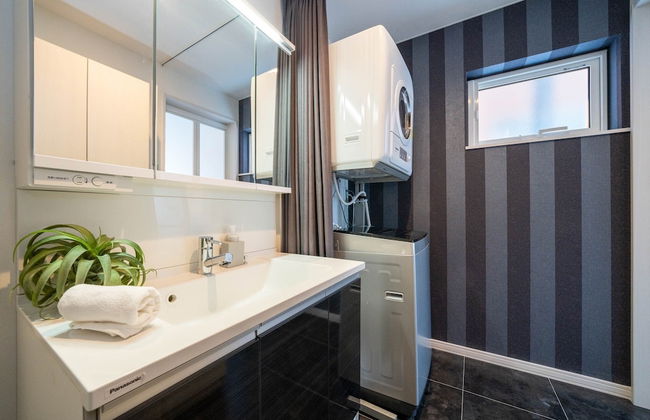 THE LUNA LOUNGE - Photo 23