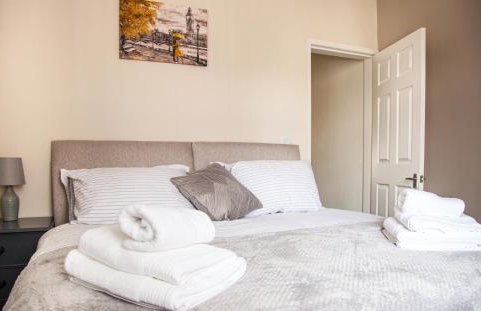 Contractor house, sleeps 5, close to restaurant's and bars, Long stays available, Oveyo Accommodation - Foto 14