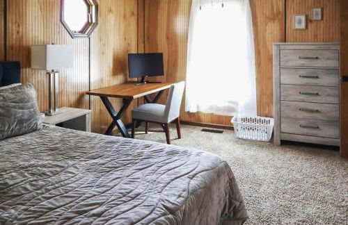 Mountain Cabin w Hot Tub Deck Grill & Fire Pit - Foto 24