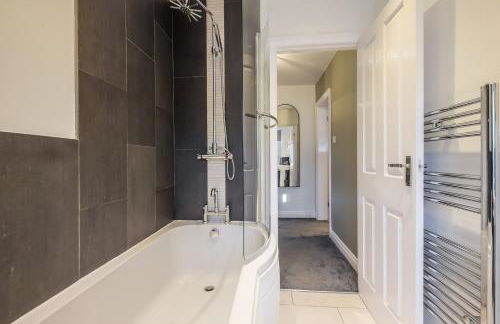 Sleek 2B/1B Retreat in Lindley, Huddersfield - Foto 13