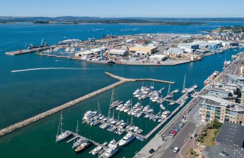 Entire Prestige Apartment in Poole Quay - Free Parking, Fast WiFi, Smart TV & Netflix - Foto 16