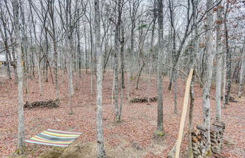 Peaceful Hikers Hideaway with Deck on 1 Acre! - Foto 25