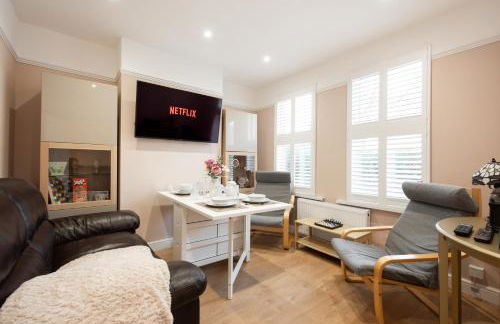 Victorian 2 Bedroom Flat, King Beds, Free WiFi, Near Shops & Transport, E17 - Foto 25