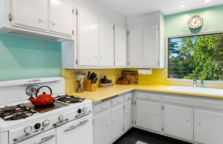 Spanish Revival Charm in Silver Lake w Patio BBQ Walkable Location Maltman Manor by AvantStay - Photo 14