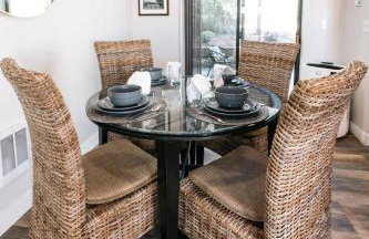 Quiet Creekside Walk to Downtown - Foto 10