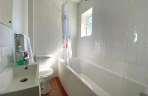 Balmoral House - Holiday Home - Photo 29