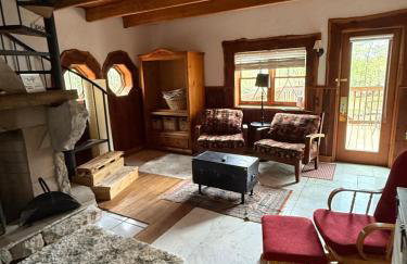Unique Mountaintop Cabin on small farm with WiFi and outdoor pavilion - Foto 4