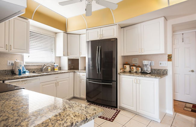 232 South Harbor Upstairs 3 Bedroom Apts by RedAwning - Photo 9