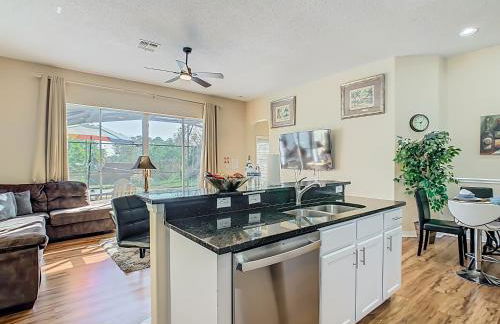 Spacious retreat w pool & game room - Foto 23