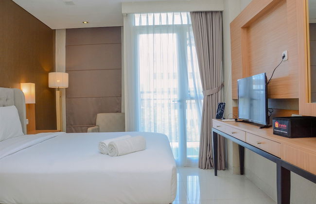 Comfy and Modern Studio Apartment at Elpis Residence - Photo 3