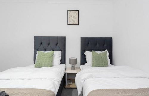 Free Parking - Sleeps 6 - Central - New Interior - Photo 10