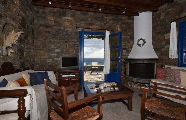 Sophia Villa Paros - Beachfront Villa at Lolantonis - Photo 25