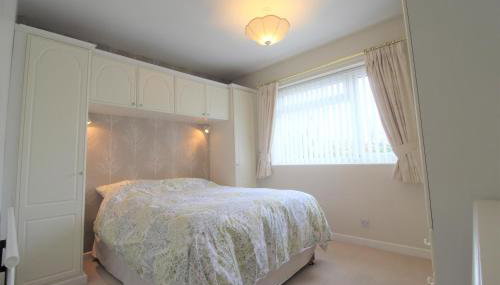 Spacious bungalow - private secure garden - sleeps up to 6 - Foto 4