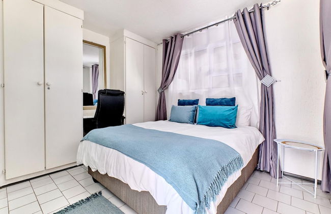 One Bed Unit in Prime Sandton- 2139 - Photo 2