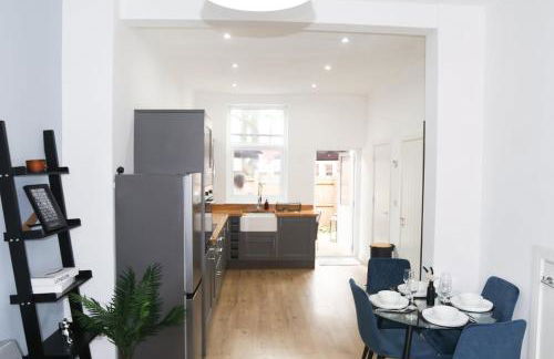 Home Near Etihad, Free Parking, Workplace & Garden - Foto 8