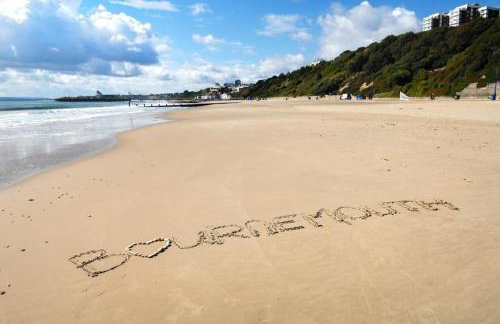 CHURCH ROAD by BOURNECOAST - A Spacious Bungalow in the Popular Hengistbury Head Area Near the Sandy Beaches - HB5830 - Foto 23