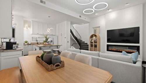 City Lights and Rooftop Nights by Rather Be Properties - Foto 5