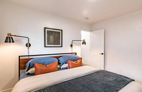 Modern Rustic Stay with Hot Tub near Downtown - Foto 3