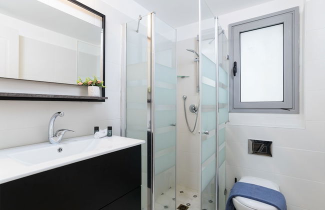 Quiet Hideaway & Terrace near Beach by FeelHome - Foto 17