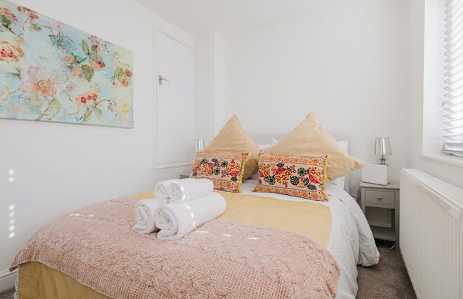 Corner House - Bright 2BD in Cheltenham - Photo 9