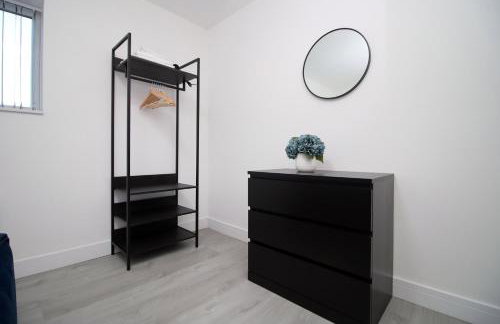 New Cardiff Bloc Exclusive Apartments By Prime Stays - Shops and Parking - Great for Groups and Families - Foto 30