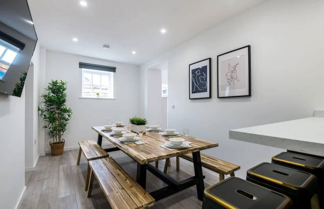 Host Apartments The Roscoe Carriage House - Photo 27