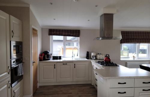 Luxury 2-Bed Lodge in Routh Sleeps 4 with Hot Tub - Foto 15